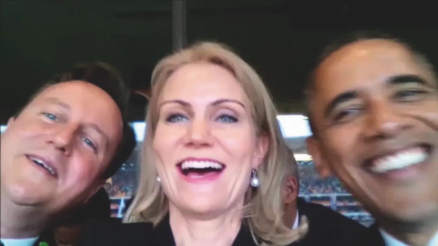 Det var denne selfie, som Helle Thorning tog med David Cameron og Barack Obama.
