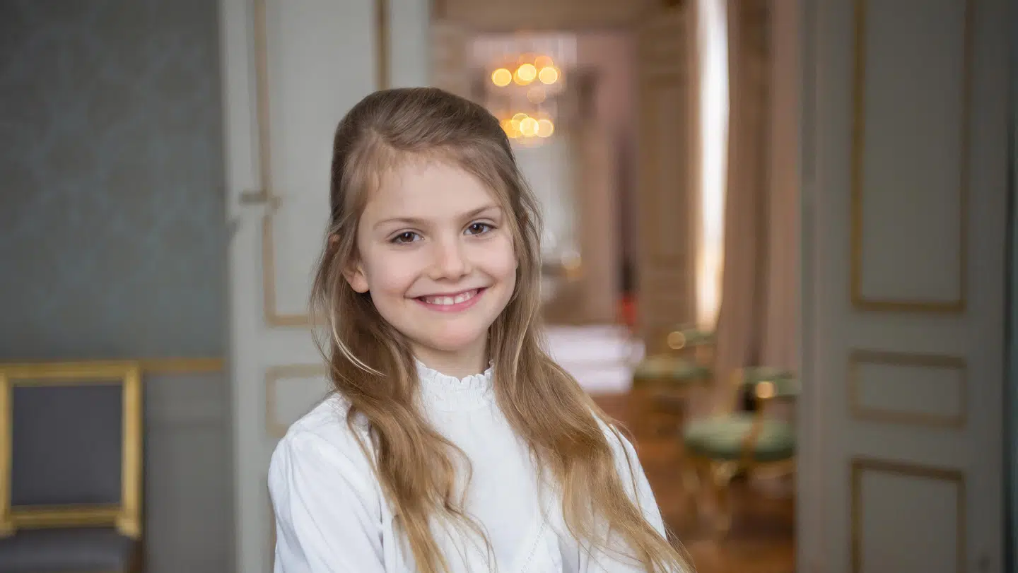 Prinsesse Estelle har arvet sin mors brune øjne.