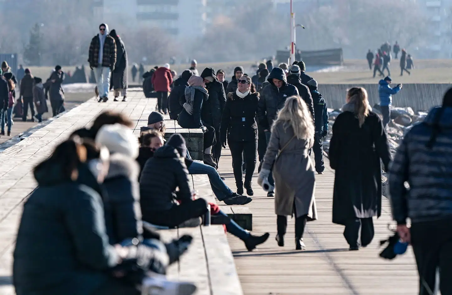 Mange svenskere har fri i disse uger. Det er vinterferie. Politikerne opfordrer borgerne til ikke at rejse på skiferie.