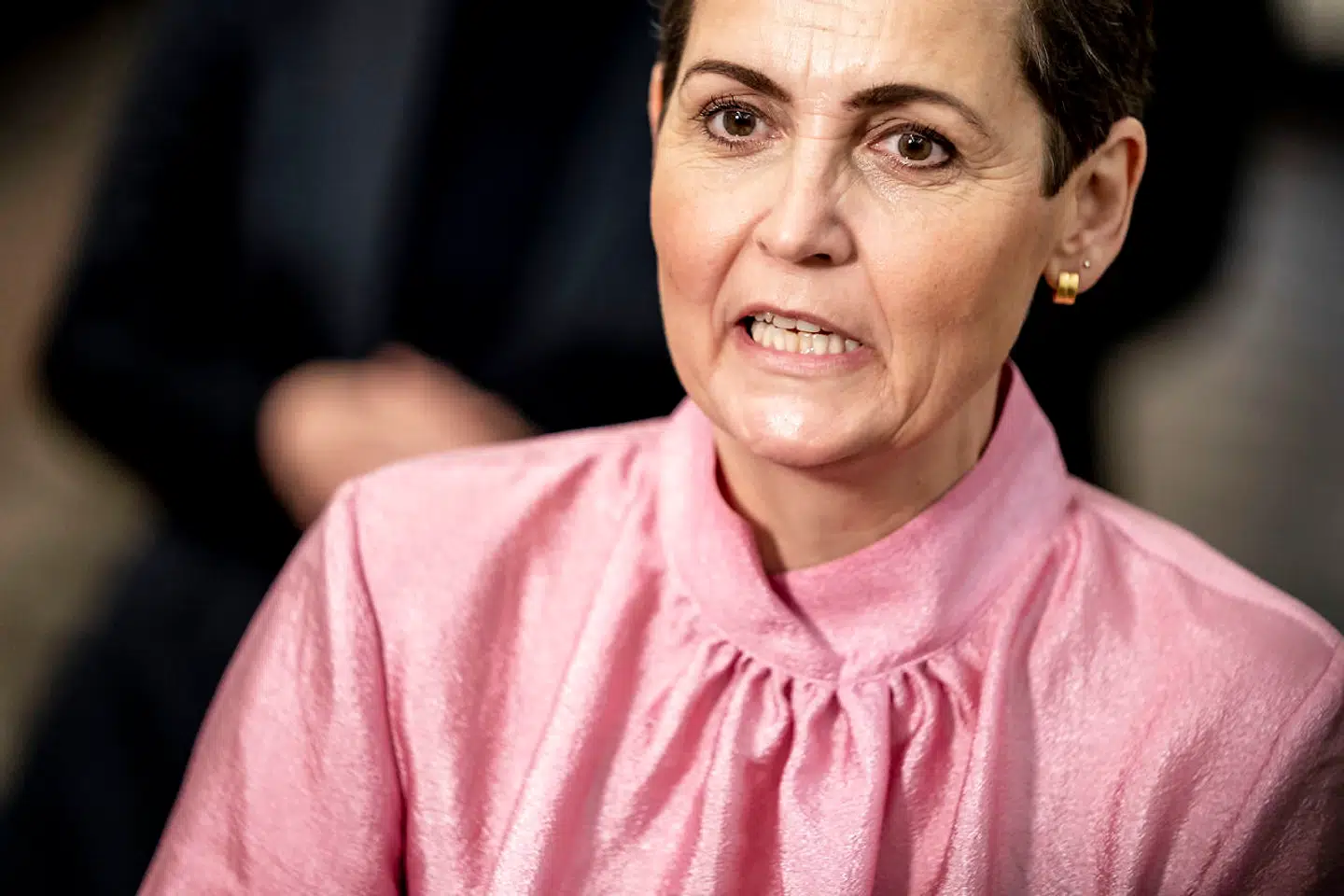 SF ville prioritere børnene i genåbningen. Partileder Pia Olsen Dyhr mener stadig, at det var en »reel udmelding«, selvom det kun er alle klassetrin på Bornholm foruden afgangseleverne i grundskolen i to landsdele, der kan vende tilbage.