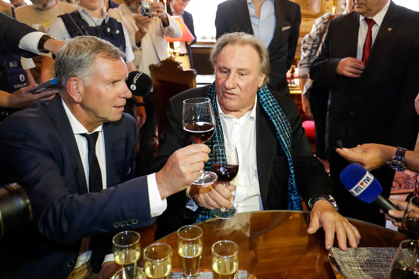 Det kræver ofte 13-14 flasker rødvin at tæmme dæmonerne, så han kan falde i søvn om natten, hævder Gérard Depardieu i en selvbiografi.