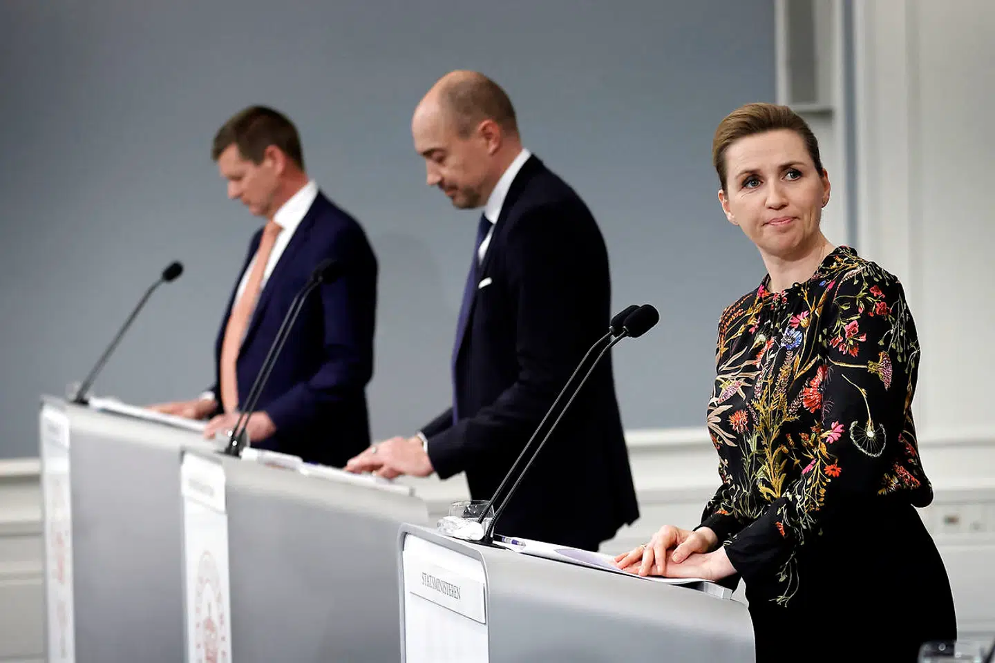 Direktør for Sundhedsstyrelsen Søren Brostrøm, sundhedsminister Magnus Heunicke, statsminister Mette Frederiksen, justitsminister Nick Hækkerup og direktør for Statens Serum Institut Henrik Ullum under pressemødet i Spejlsalen i Statsministeriet i København.