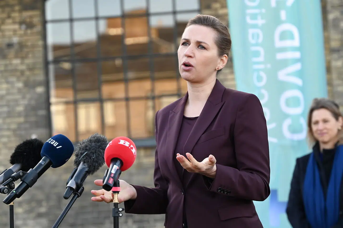 Statsminister Mette Frederiksen (S) og regionsrådsformand Sophie Hæstorp Andersen (S) afholder doorstep for pressen efter besøg i vaccinationscenteret i Øksnehallen i København, fredag den 26. februar 2021. I løbet af fredagen forventes fem tusinde københavnere vaccineret i centeret.