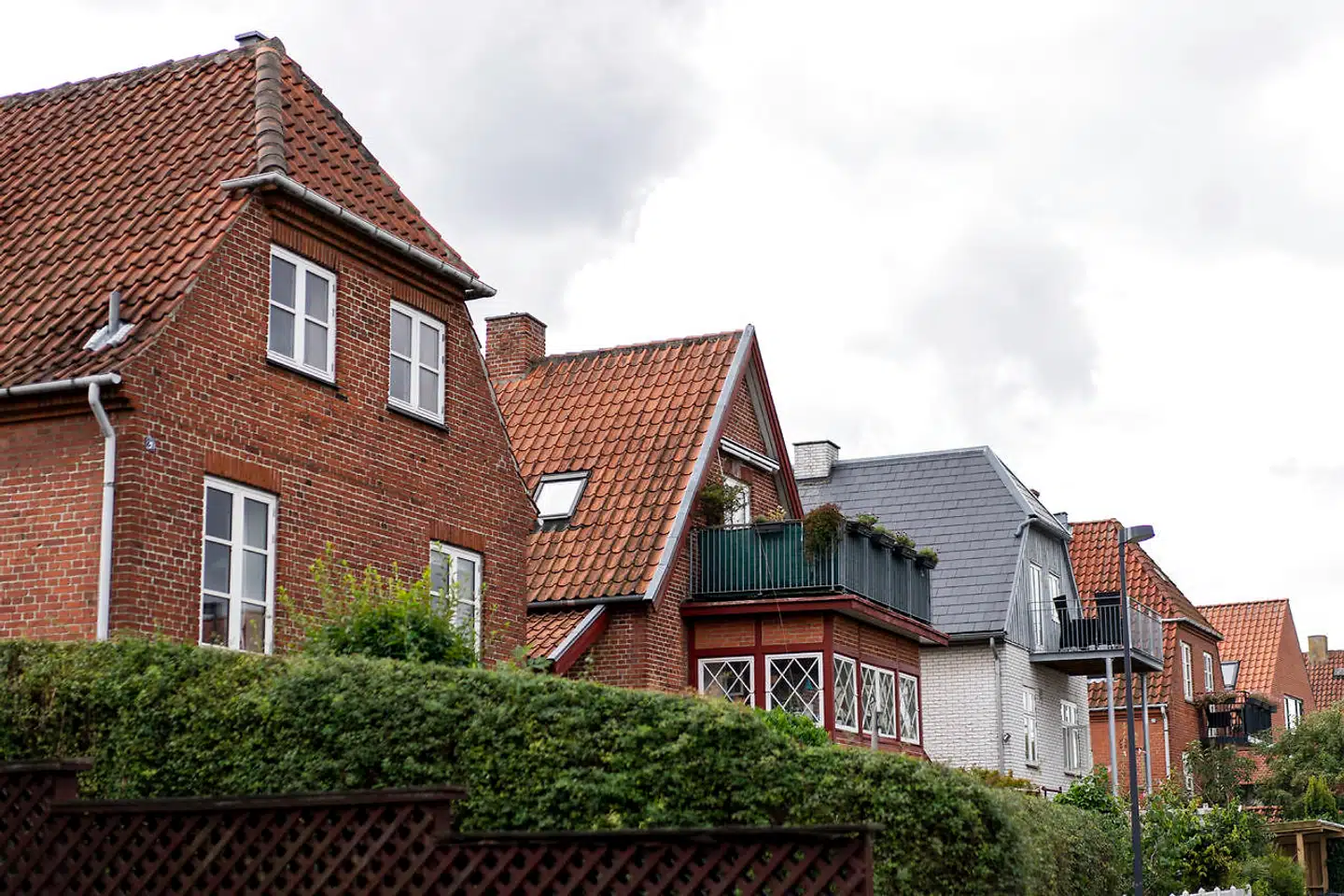 Trods ganske store stigninger i priserne på enfamiliehuse mener de økonomiske vismænd ikke, at det bliver nødvendigt med et indgreb over for boligmarkedet. Men vismændene fremhæver, at det ikke kan fortsætte med de nuværende prisstigninger. Hvis det bliver nødvendigt med et indgreb, har vismændene en klar anbefaling til regeringen.