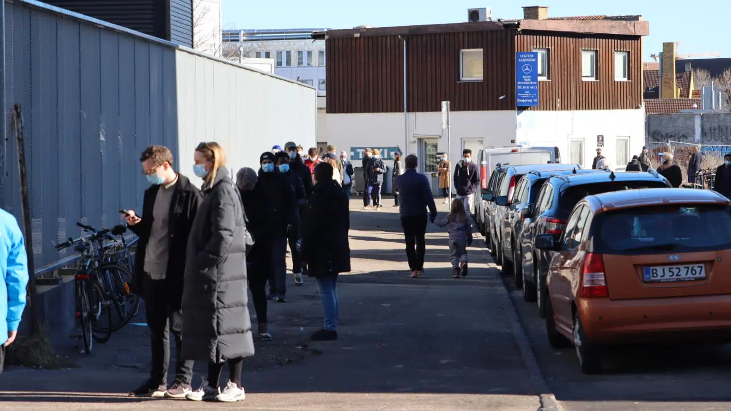 En del af køen ved testcenteret på Frederiksborgvej i Nordvest tidligere lørdag.