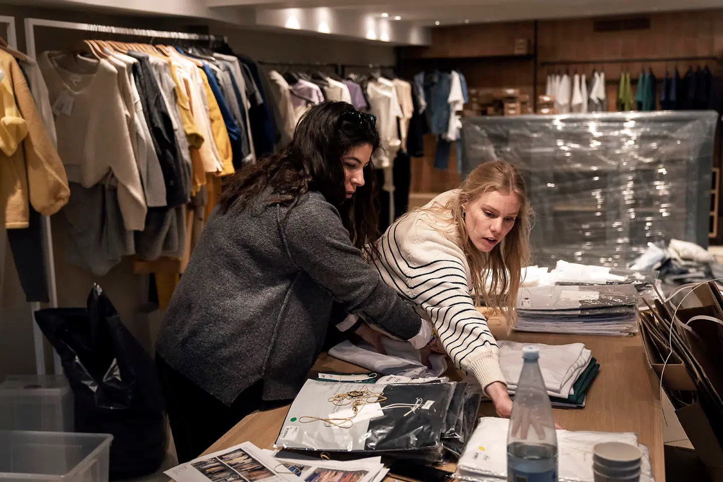 Udvalgsvarebutikker har været lukket siden slutningen af december, hvor smitten i Danmark var særlig høj. Her er det American Vintage i Pilestræde i København, som gør klar til genåbning.