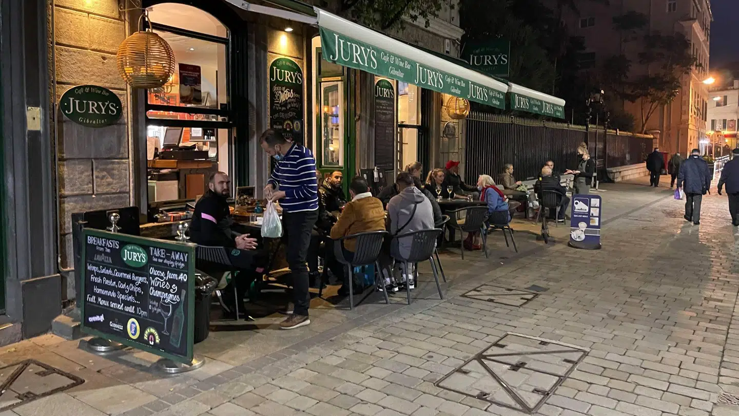 Først på aftenen er folk så småt begyndt at indtage barer og restauranter, der åbnede mandag. Foto: Jakob Illeborg.