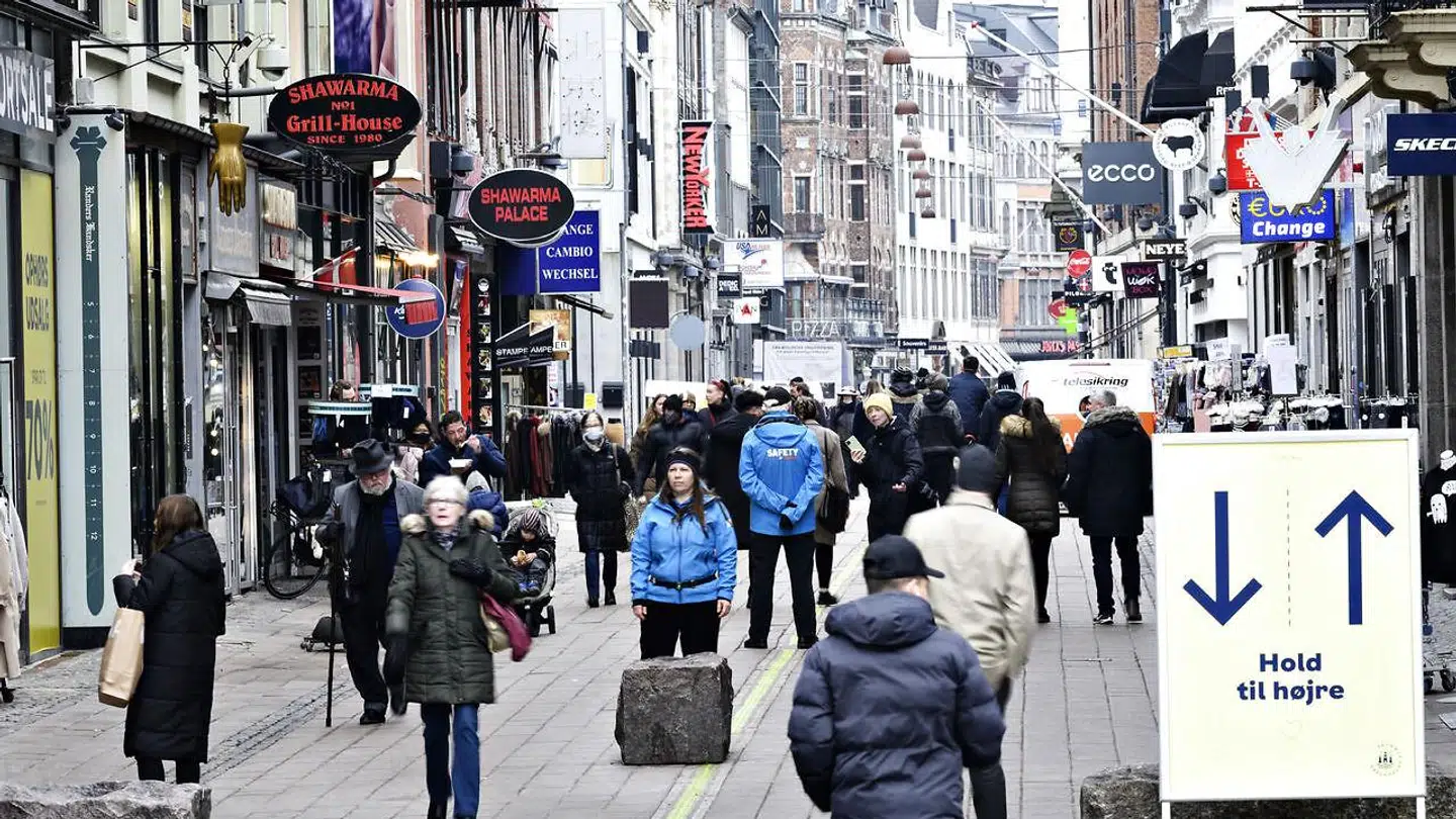 I mere end to måneder har Strøget i København været forholdvist affolket, men med butikkernes genåbning i dag kom der igen mennesker i gaden. Foto: Philip Davali/Ritzau Scanpix