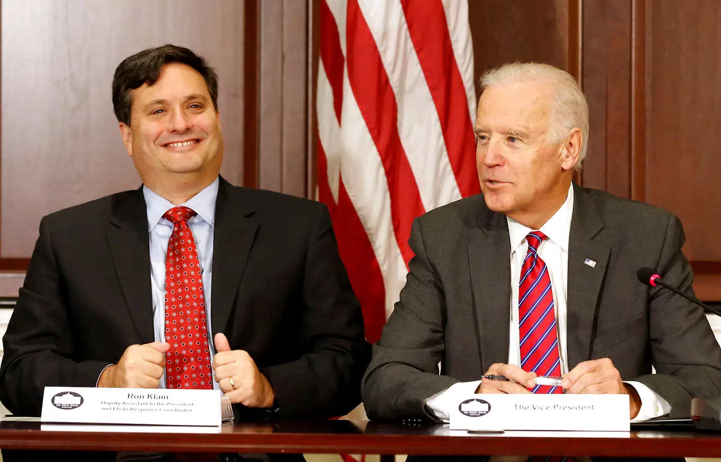 Joe Biden og Ron Klain har arbejdet sammen mange gange gennem årtier. Her er de sammen i Det Hvide Hus i 2014, hvor Joe Biden var vicepræsident, og Ron Klain var chef for at koordinere indsatsen imod ebola.