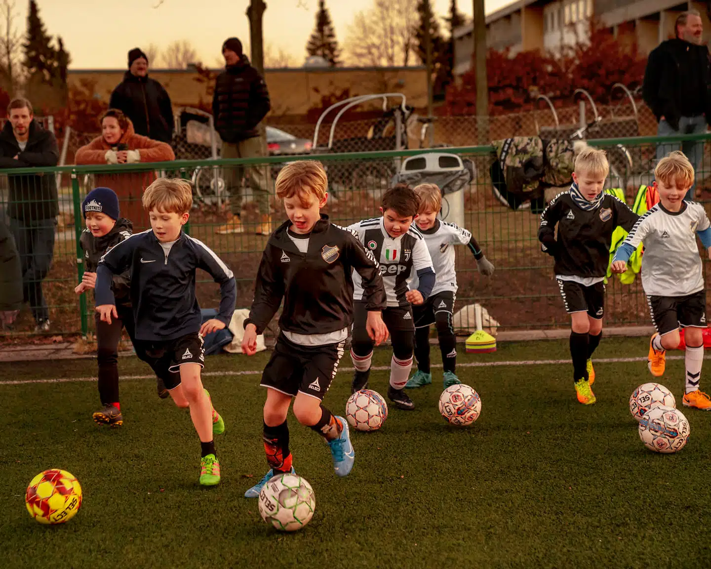 Mandag 1. marts løb de mindste spillere i Amager-klubben B1908 på banen med stor begejstring. I mange måneder var alt fra udendørs fodbold til cykelklubber, spejdere og zoologiske haver lukket på grund af corona, men det er ikke sikkert, at det bliver nødvendigt en anden gang. Efter at have regnet på det, er sundhedseksperter nu nået frem til, at udendørs idræt ikke indebære den store smittefare.