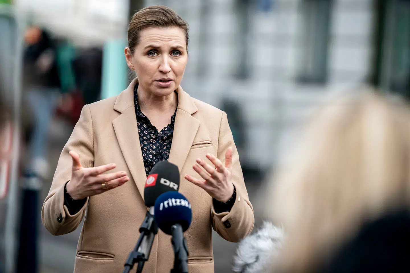 Statsminister Mette Frederiksen (S) møder butiksejere som genåbner deres butikker i Helsingør, mandag den 1. marts 2021. Butikkerne genåbner efter flere måneders nedlukning grundet frygt for coronasmitte, covid-19.. (Foto: Mads Claus Rasmussen/Ritzau Scanpix)