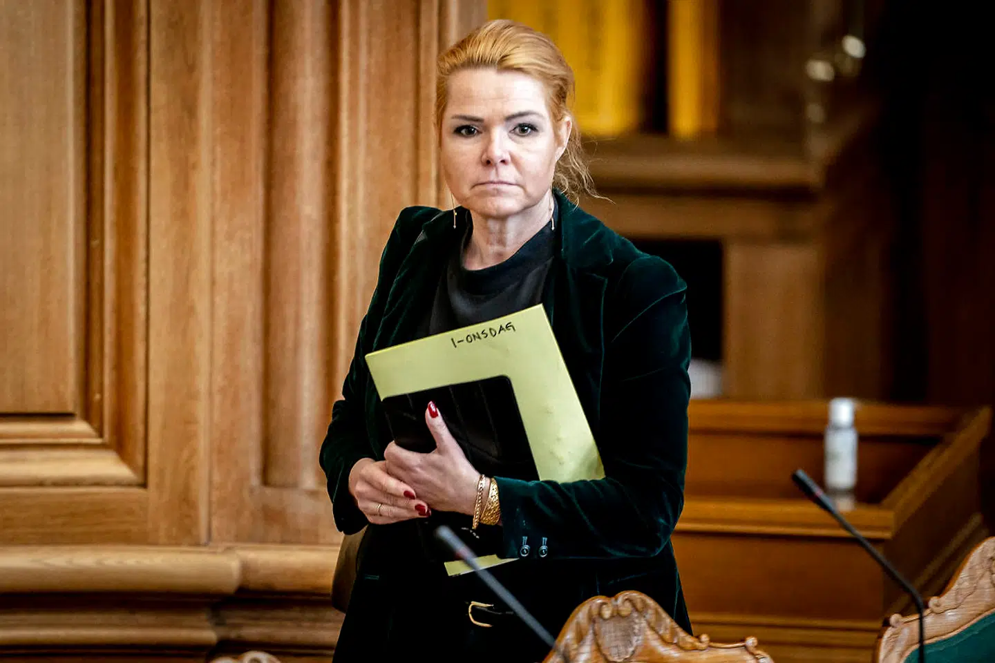 »Det kan simpelthen ikke passe, at de skal ødelægge det for alle andre, så Danmark skal blive ved med at holde lukket,« skriver Inger Støjberg på Facebook.