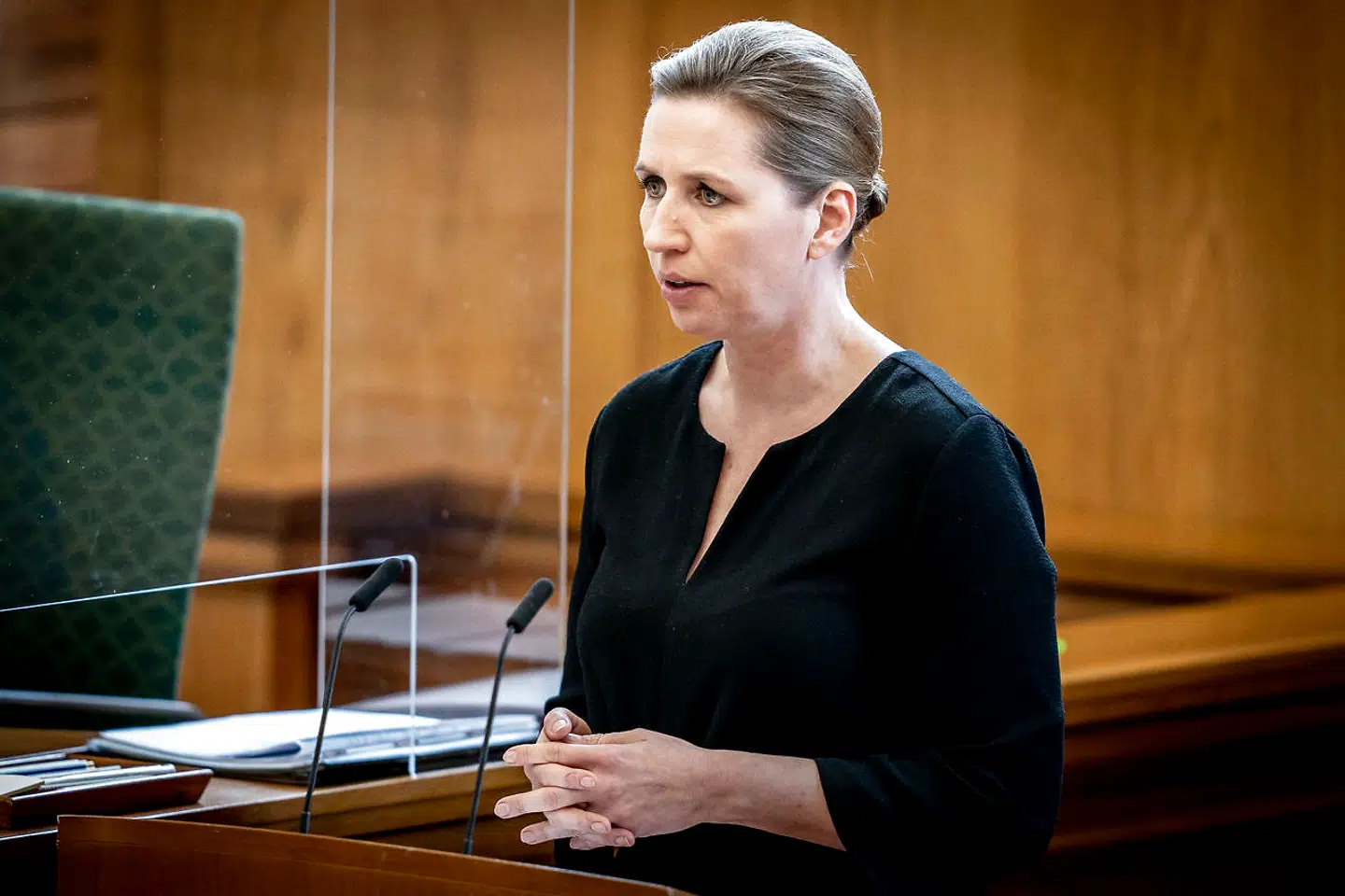Statsminister Mette Frederiksen er taget til Israel for at sikre en dansk vaccineproduktion – angiveligt med hjælp fra en af vore egne landsmænd.