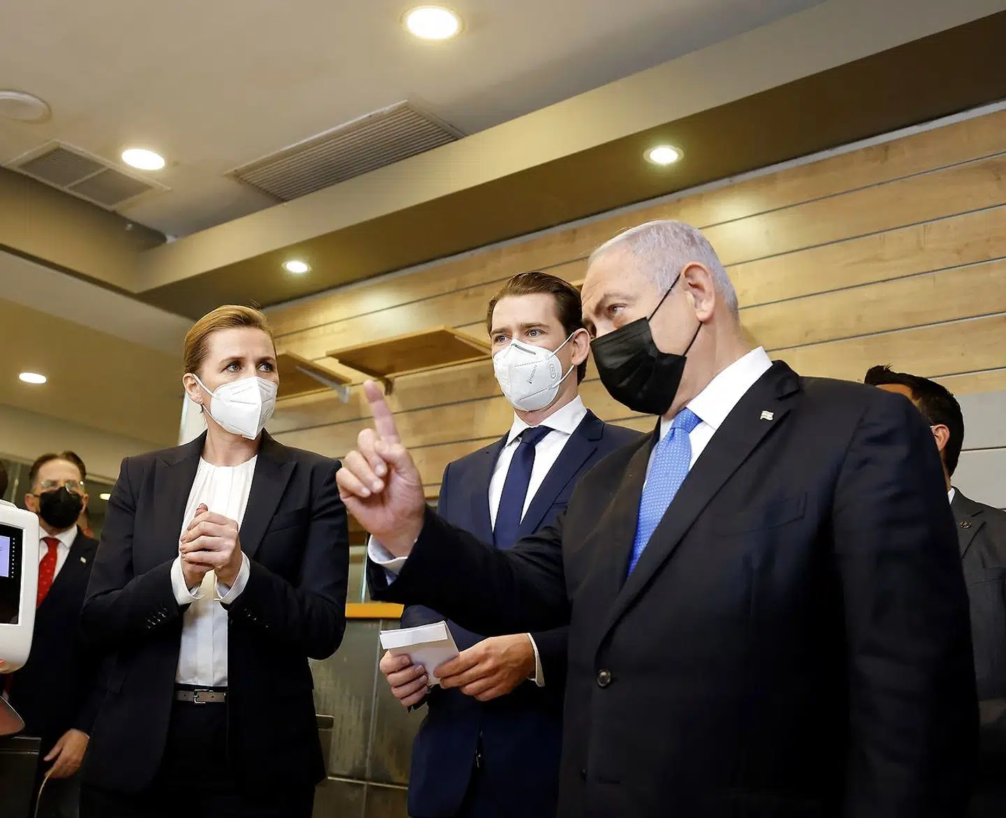 Tidligere i dag har Mette Frederiksen, Sebastian Kurz og værten Benjamin Netanyahu sammen besøgt et fitnesscenter, som er åbent for alle med vaccinepas.