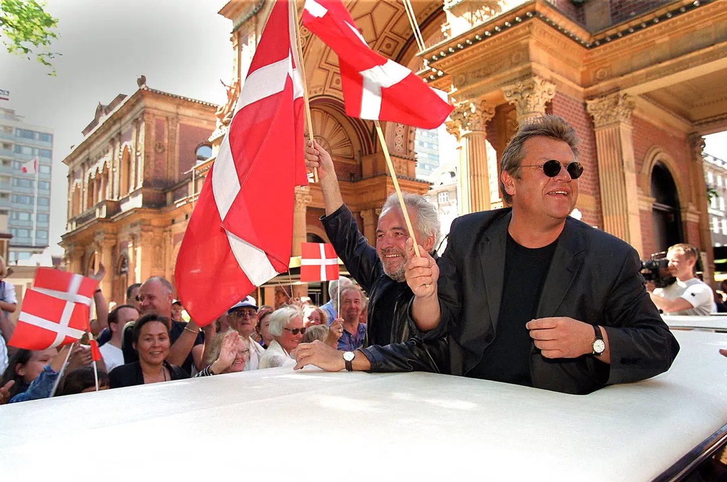 Dagen efter sejren i Det Internationale Melodi Grand Prix 2000 i Stockholm, kørte Brødrene Olsen i triumftog gennem Tivoli.