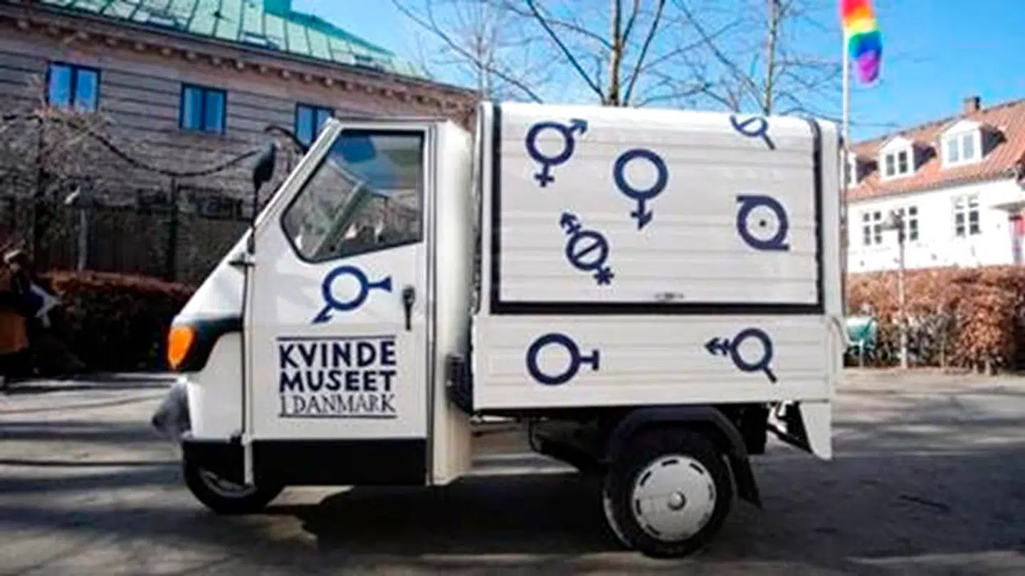 »Kvindemuseets navneskifte er en trist Aarhushistorie, som illustrerer, hvordan identitetspolitik og anerkendelse af minoritetsgrupper har fortrængt kvinde fra såvel museets navn som dets forskning,« skriver Ulla Bertelsen og Kirsten Junge.