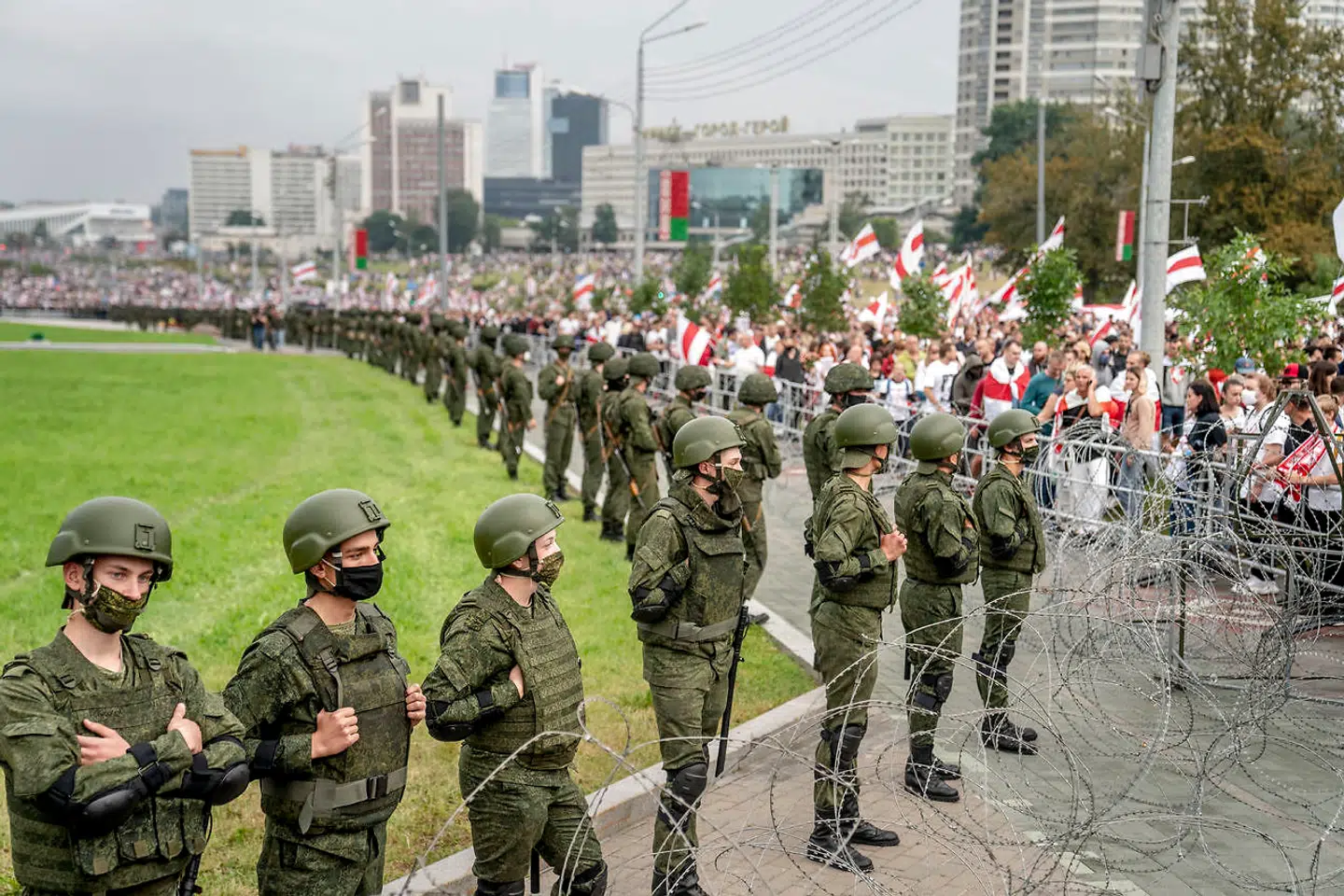 Op mod 250.000 mennesker gik på gaderne søndag d. 24 august for at protestere mod diktator Aleksandr Lukasjenko, der havde indsat militæret, der stod klar med skarpladte geværer. Flere store investeringsforeninger har solgt ud af deres investeringer i statsobligationer i landet. Nordea har beholdt sine - og købt til.