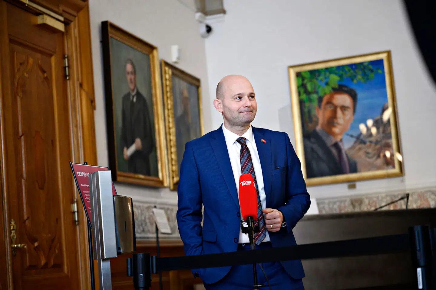 Søren Pape Poulsen (KF) bliver interviewet om genåbning umiddelbart efter justitsministeren, sundhedsministeren og børne- og undervisningsministeren har holdt doorstep om genåbning af samfundet, på Christiansborg i København onsdag den 24. februar 2021.. (Foto: Philip Davali/Ritzau Scanpix)
