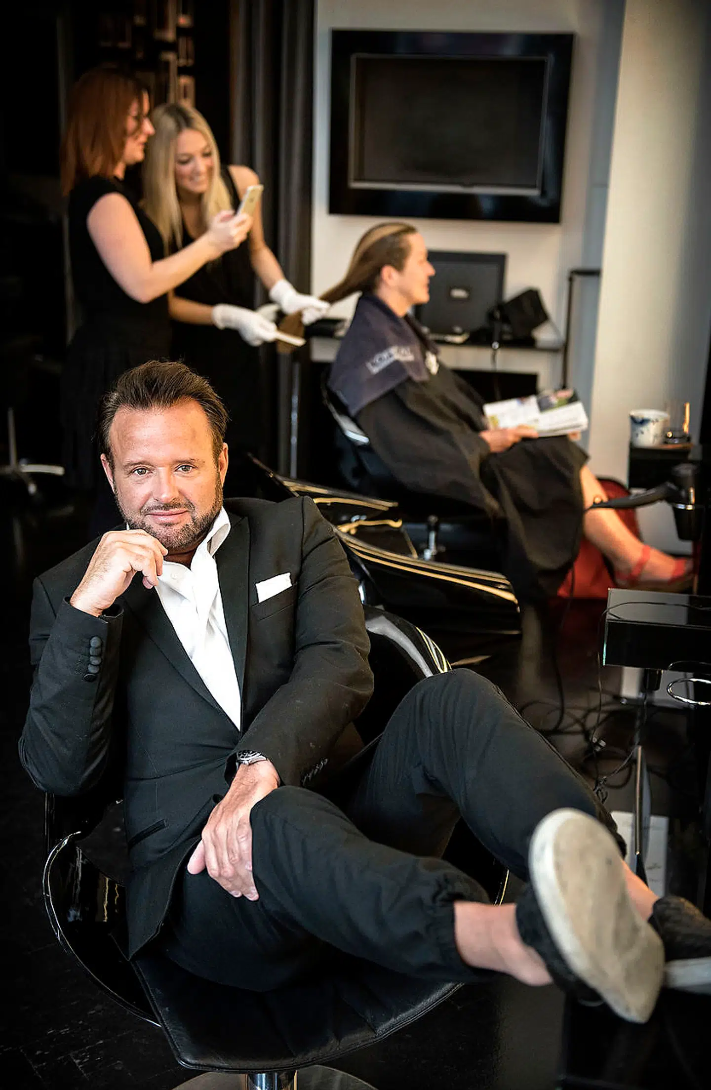 Dennis Knudsen åbnede i maj en ny stor salon i København. Nu er han ved at være presset på økonomien.