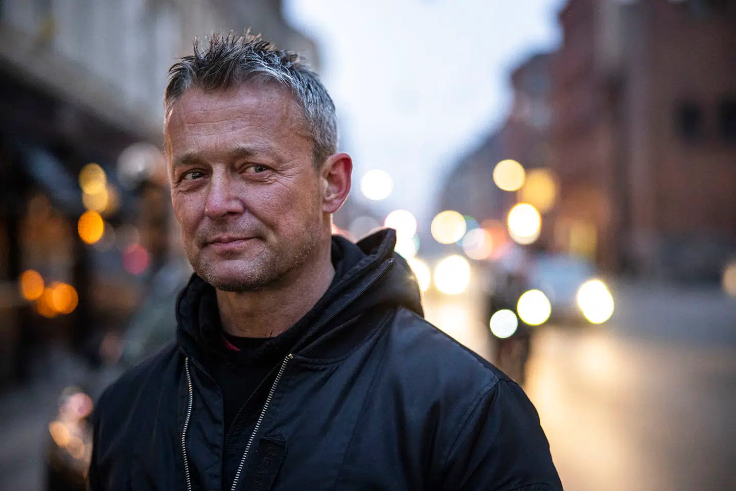 René Dahl Andersen nåede at arbejde 20 år i Københavns Politi, inden han blev smidt ud efter at have stjålet kostbare kobberlamper på Politigården. Nu har han skrevet en bog om livet som narkobetjent og undercover-agent.