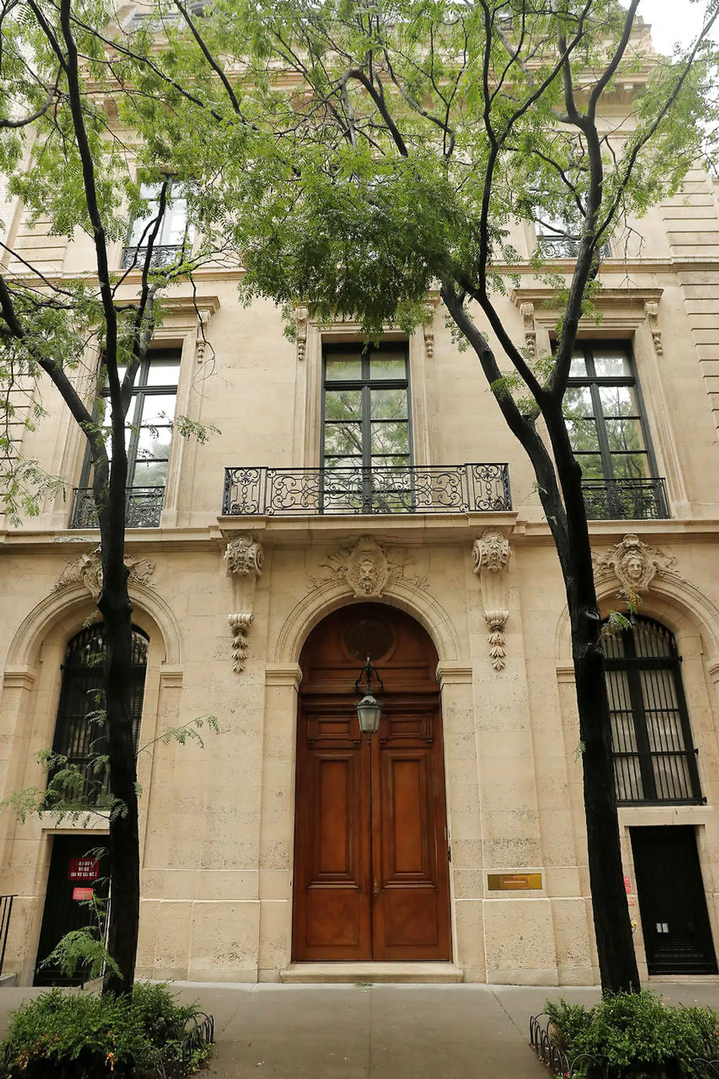 Det er huset her, placeret på 71st Street på Manhattan, der er blevet solgt for svimlende 318 millioner kroner. Pengene indgår i en fond til fordel for Epsteins ofre.