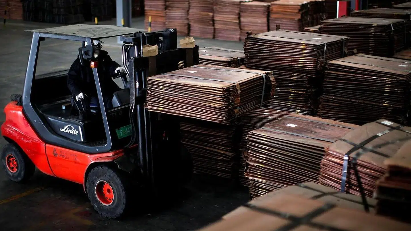 Her bliver kobberet kørt på plads i et varehus nær havnen i Yangshan, Kina.