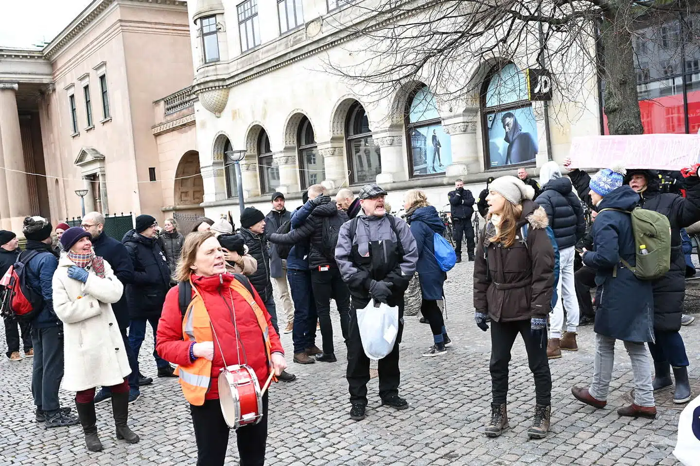 Billeder fra demonstrationen ved Københavns Byret efter dom med fængselsstraf til kvinde der opfordrede til »smadre byen på en ikke-voldelig måde«.