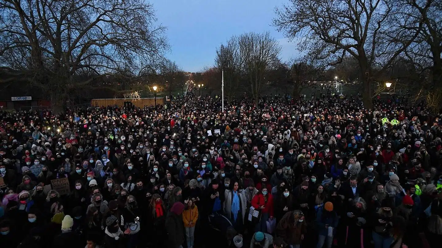 Mindehøjtidligheden var ellers aflyst af hensyn til coronarestriktionerne, men hundredvis af briter gik alligevel på gaden for at mindes den dræbte. Foto: Scanpix