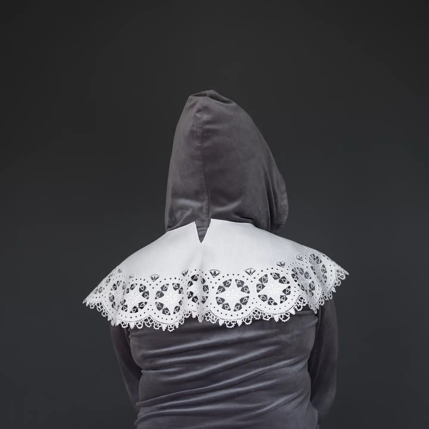 Fotoserien »Hovedtøj« arbejder med en modstilling mellem de unge modeller, deres helt almindelige tøj og de uvirkeligt detaljerede kyser og kraver. Rembrandt møder Vestegnen, og tyst musik opstår.