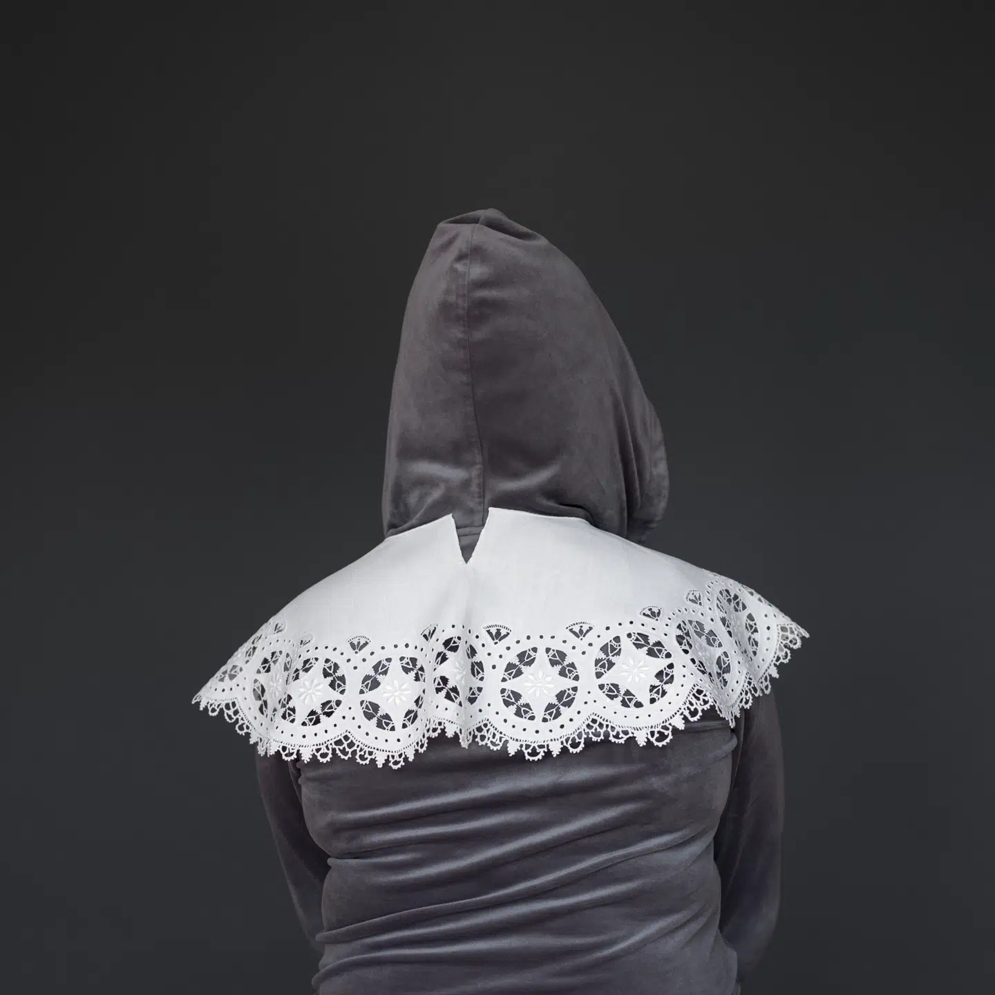 Fotoserien »Hovedtøj« arbejder med en modstilling mellem de unge modeller, deres helt almindelige tøj og de uvirkeligt detaljerede kyser og kraver. Rembrandt møder Vestegnen, og tyst musik opstår.