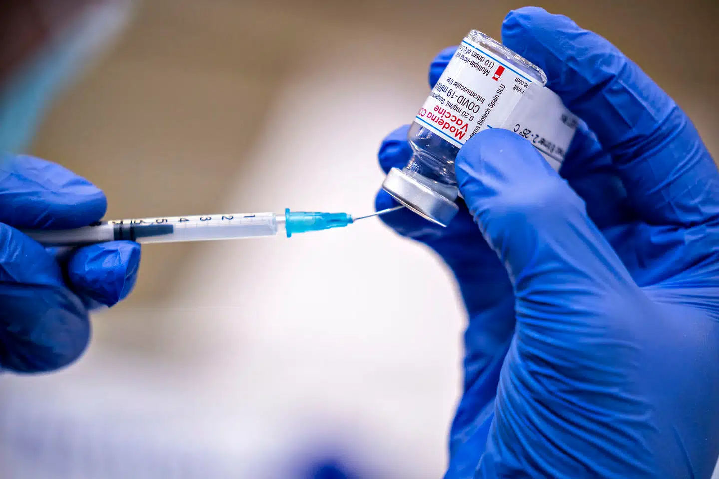 Vaccinationen med Moderna vaccinen til 85+ borgere er igang i Brønderslevhallen, torsdag den 4. februar 2021. Det er første gang Moderna anverndes i Danmark. Konkret er der tale om de ældste borgere i målgruppen. Dermed er Nordjylland den første region i landet, der påbegynder vaccination af denne nye målgruppe.. (Foto: Henning Bagger/Ritzau Scanpix)