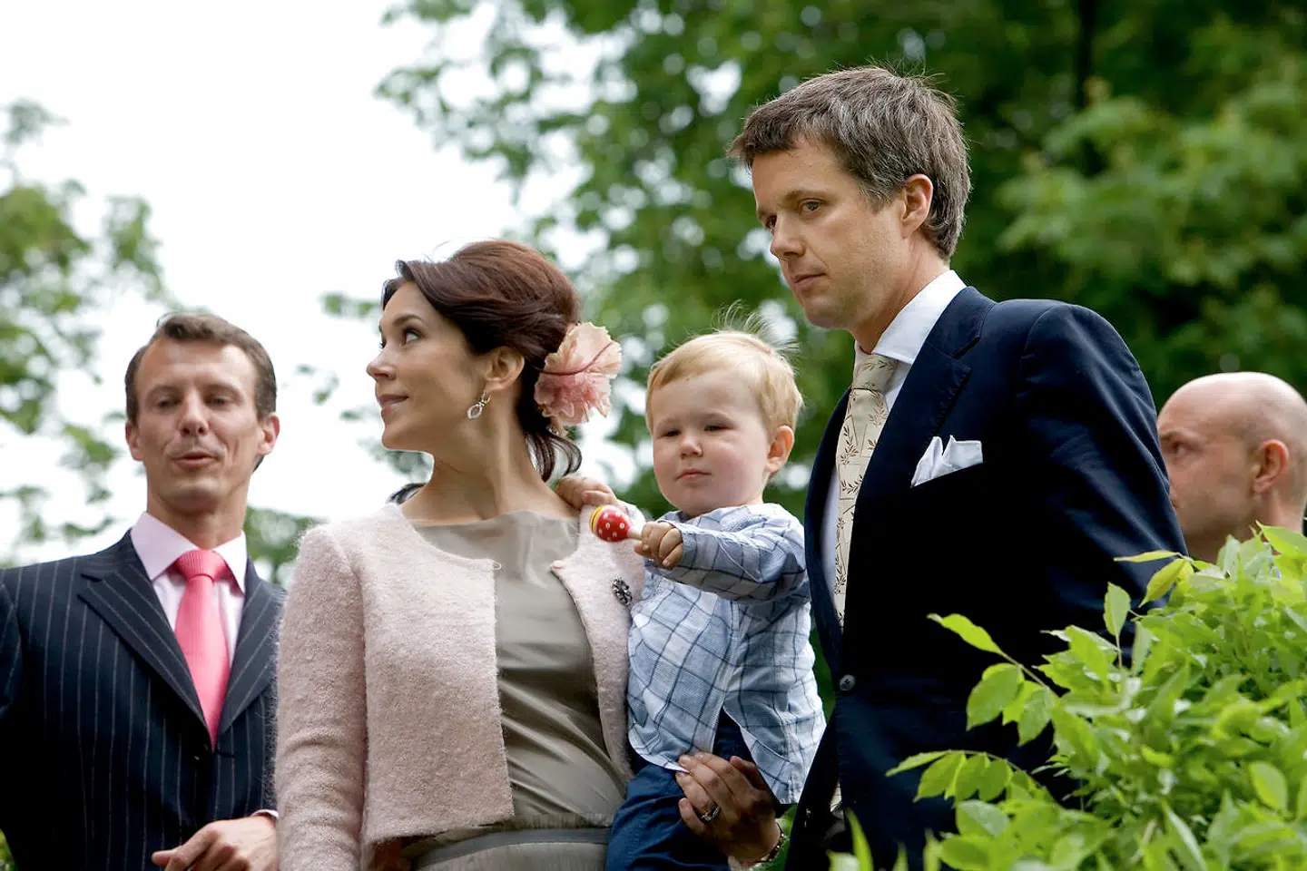 Barnedåb på Valdemar Slot. Datter af Lensgreve Niels Juel Brockdorff - Caroline Fleming og hendes mand Rory Fleming holder barnedåb. Her Prins Joachim, Kronprinsesse Mary med Prins Christian på armen og Kronprins Frederik.
