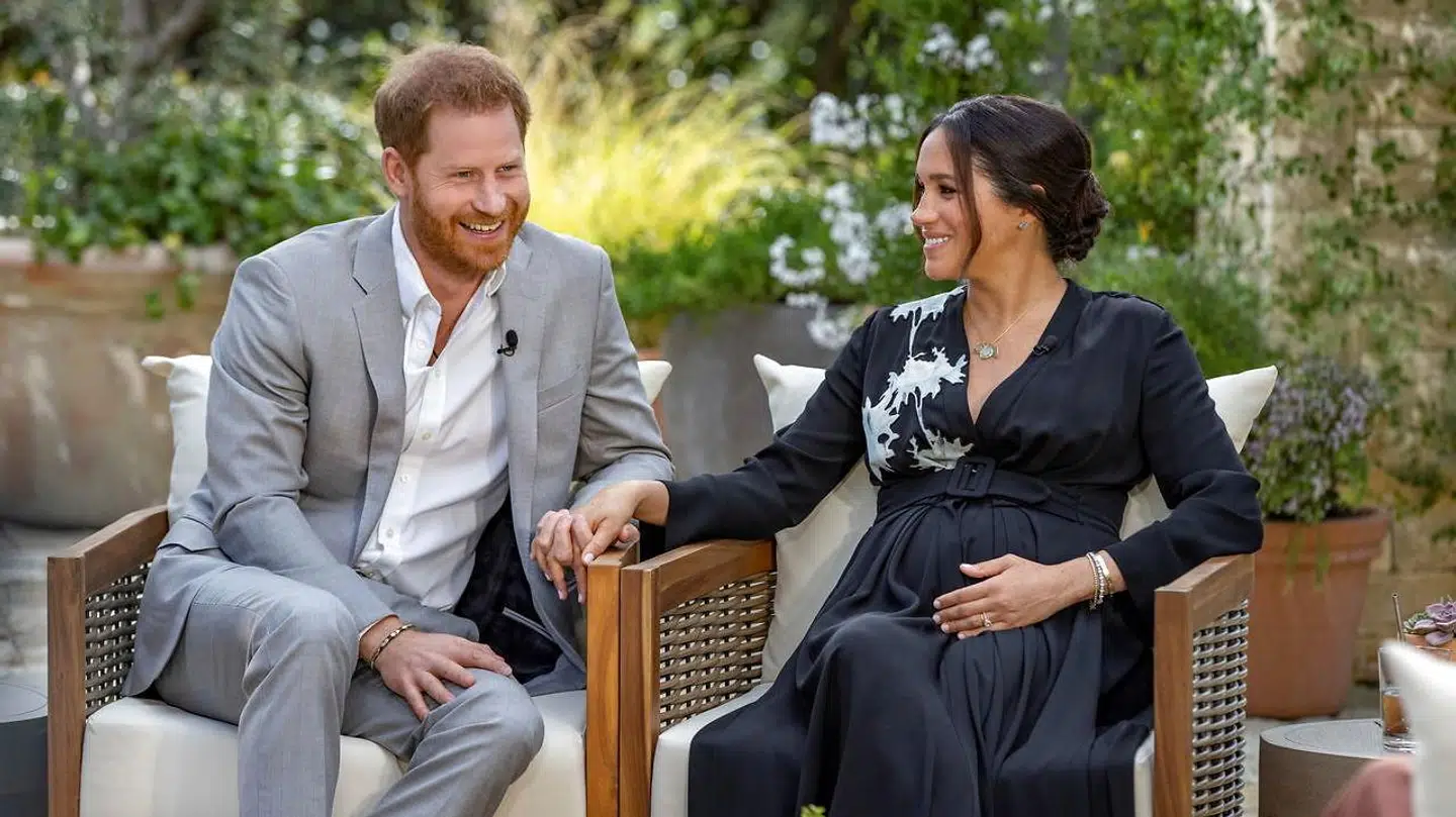 Harry sad ved siden af, da Meghan fortalte om brylluppet tre dage inden det officielle. Og han havde ingen indsigelser til det, som hun fortalte.