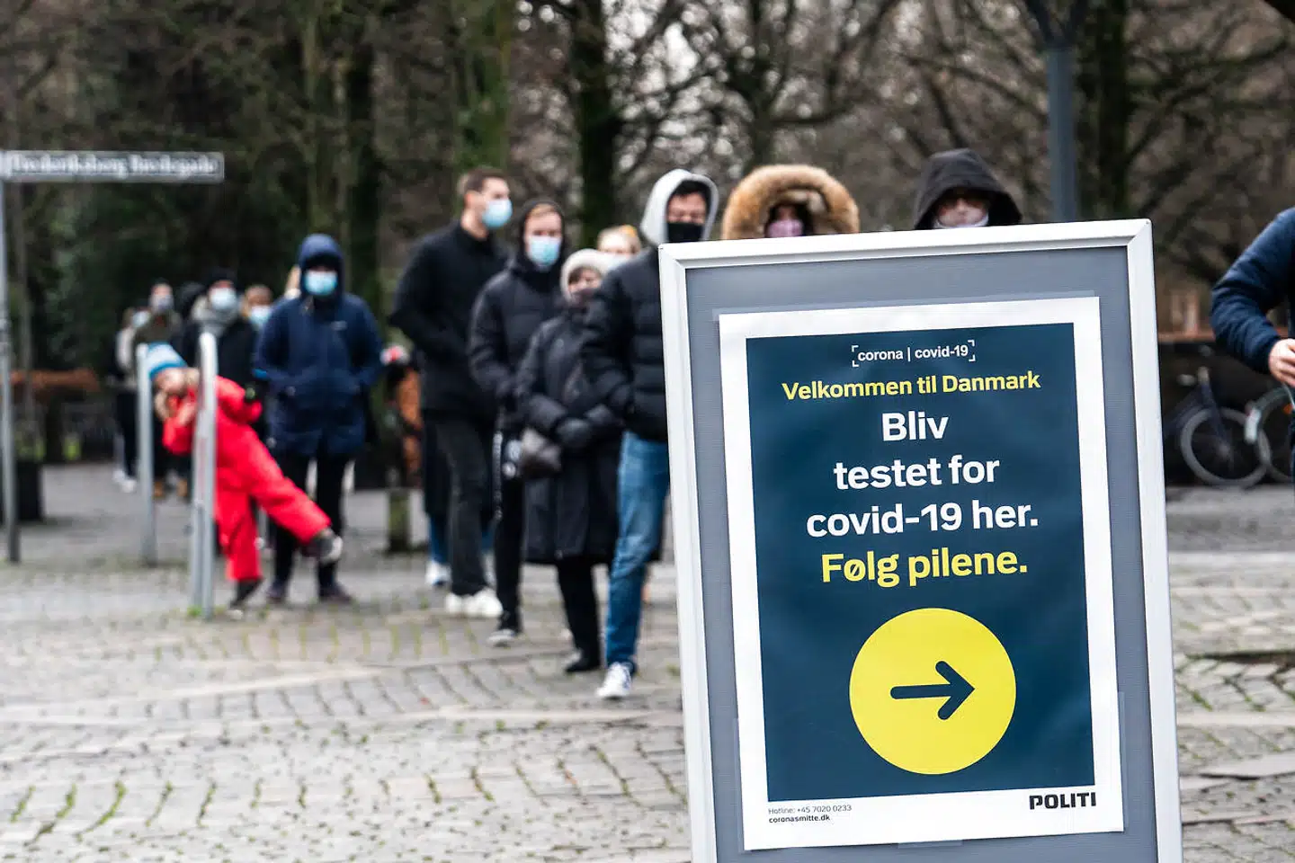 Folk venter i lang kø ved testcenter på Frederiksberg Rådhus. Det har rigtigt mange mennesker prøvet, men cirka en million danskere er slet ikke blevet testet endnu.