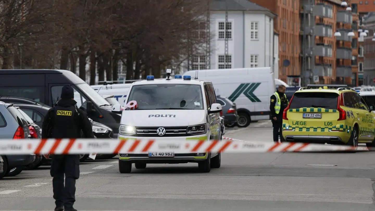 Politi og lægebil på Brydes Allé på Amager i forbindelse med fund af en livløs person.