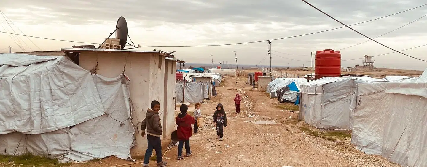 Mellem teltene i al-Roj-lejren leger børnene med hinanden på jordvejene. Ifølge nødhjælpsorganisationer er situationen i lejren på kant med FNs børnekonvention.