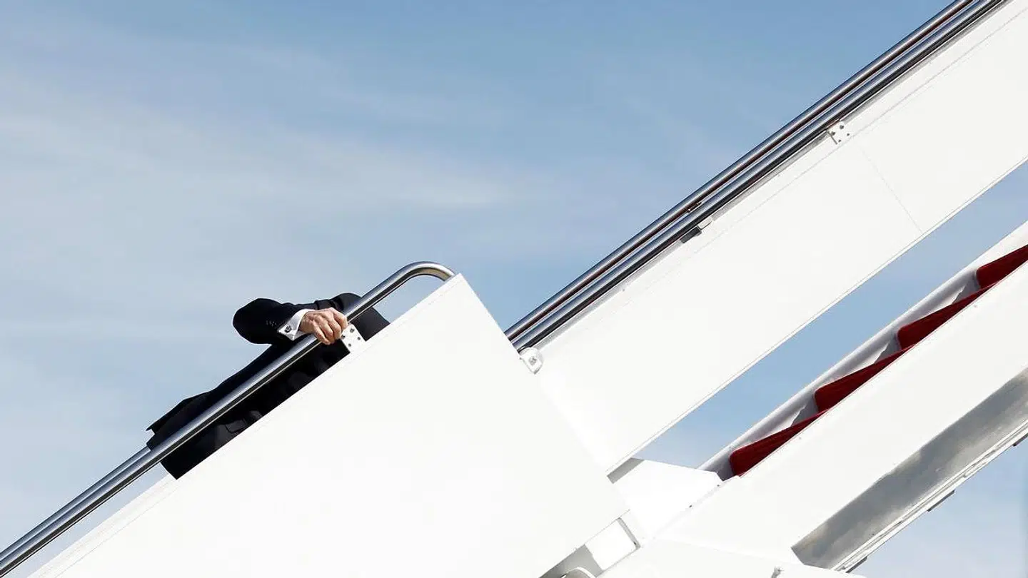Joe Biden i øjeblikket, hvor han snublede på vej op ad trappen til Air Force One fredag.