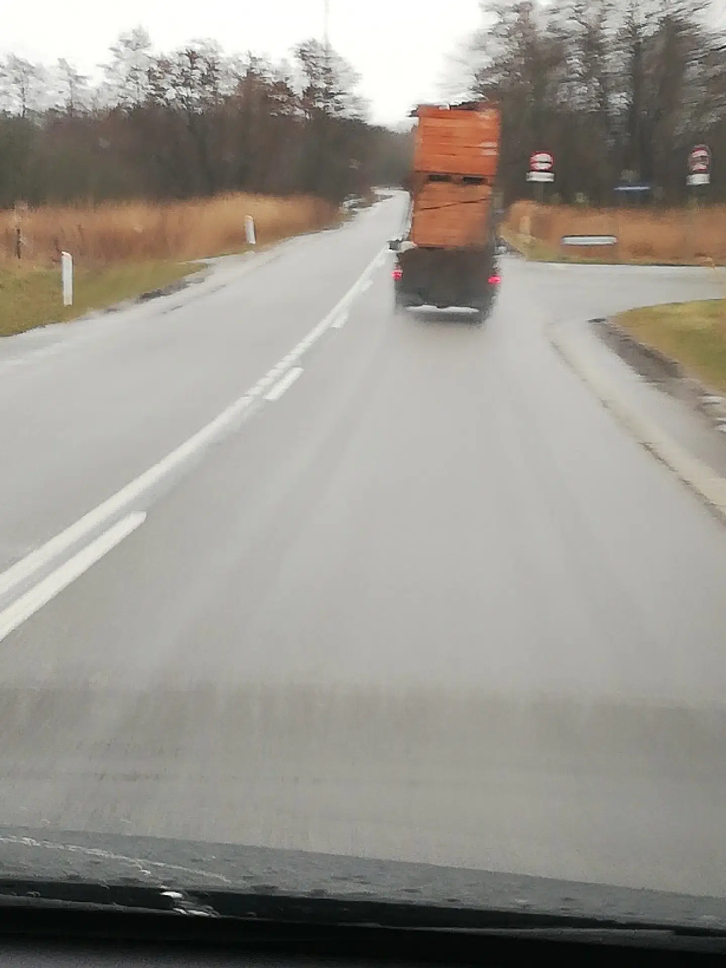 Det var dette syn, der foruroligede Per Larsen, da han mødte den hårdt læssede ladvogn.