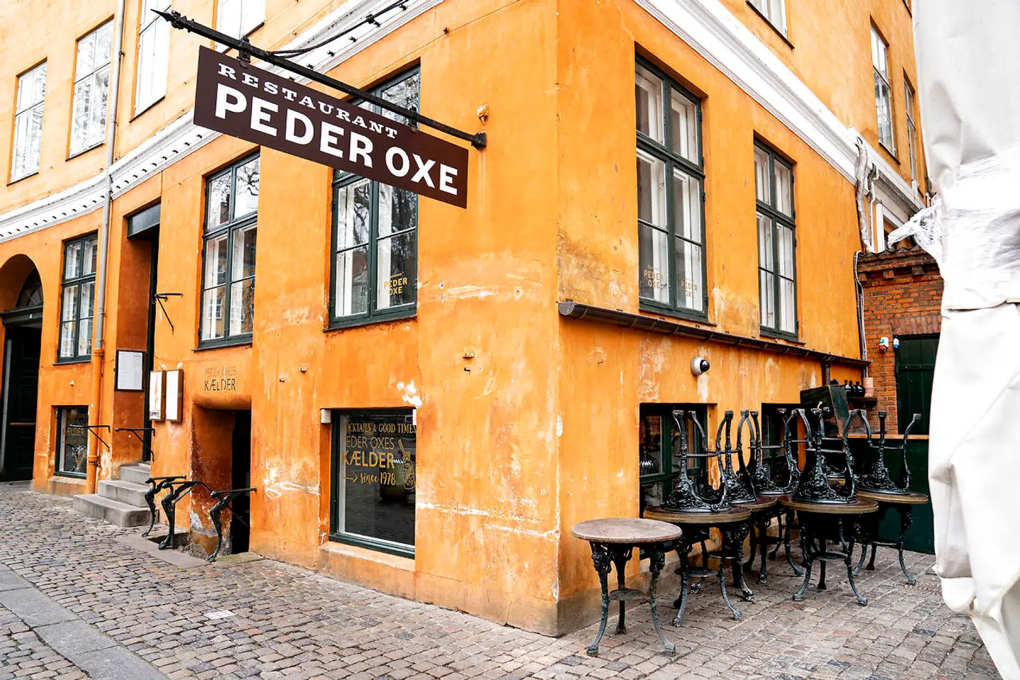 Fagbevægelsens Hovedorganisation har blandt andet oplyst til Erhvervsstyrelsen, at restauranten Peder Oxe skal afskæres fra lønkompensation, fordi den er under konflikt med 3F.