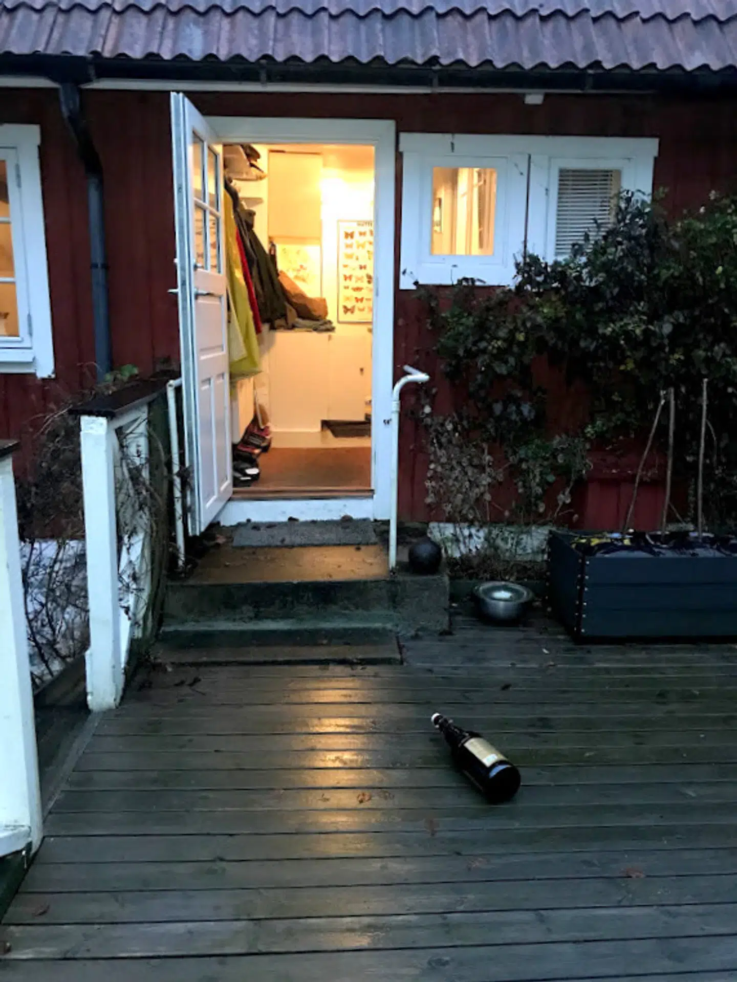 Bagdøren stod åben, da naboen kom over til huset.