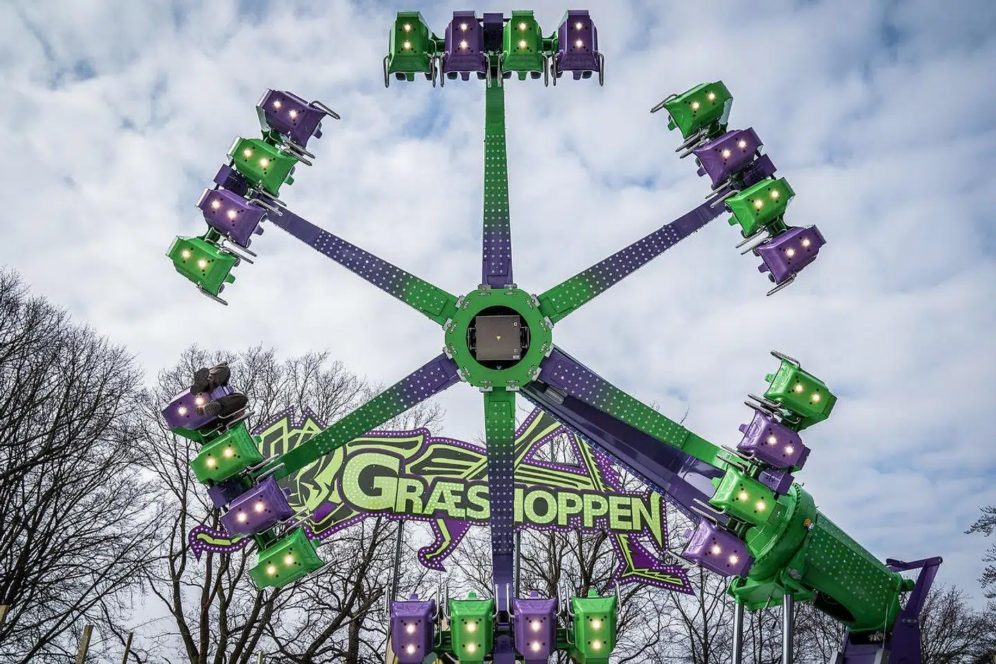 I år præsenterer Bakken den nye forlystelse Græshoppen.