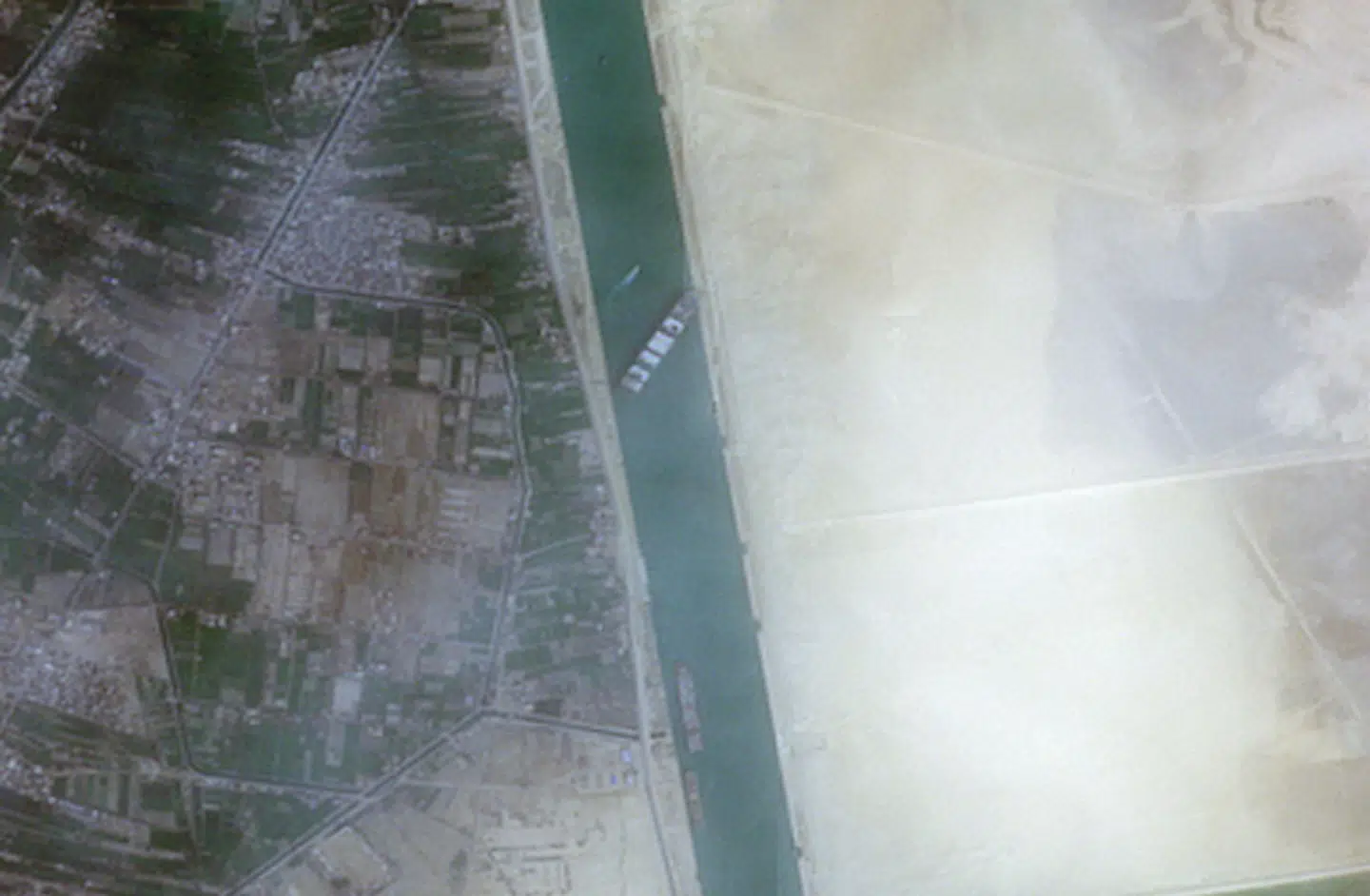 'Ever Given' kan tydeligt ses på satellitbilleder.