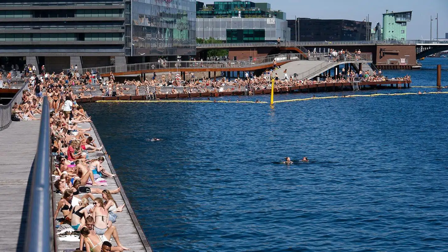 Personer der bader udenfor de afmærkede områder - torsdag den 6. august 2020. (Foto: Emil Helms/Ritzau Scanpix)