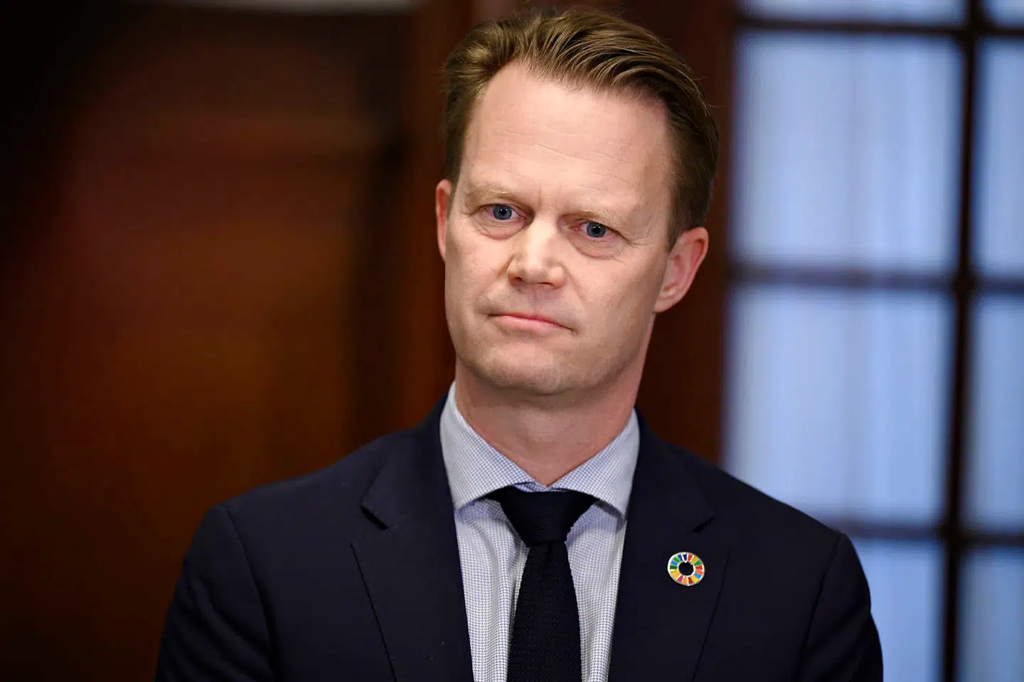 Udenrigsminister Jeppe Kofod (S), da han sammen med forsvarsministeren og justitsministeren taler med pressen efter Det Udenrigspolitiske Nævn har holdt et ekstraordinært møde i Fællessalen på Christiansborg i København fredag den 19. marts 2021. På mødet er forsvarsministeren, udenrigsministeren og justitsministeren bedt om at svare på, hvad de kan oplyse om de efterretninger fra FE, der er viderebragt i pressen, om Islamisk Stats planlægning og udsmugling af børn fra de syriske lejre, og herunder oplyse om validiteten af disse efterretninger. Udenrigsminister Jeppe Kofod (S), justitsminister Nick Hækkerup (S) og forsvarsminister Trine Bramsen (S) taler med pressen efter Det Udenrigspolitiske Nævn har holdt et ekstraordinært møde i Fællessalen på Christiansborg i København fredag den 19. marts 2021. På mødet er forsvarsministeren, udenrigsministeren og justitsministeren bedt om at svare på, hvad de kan oplyse om de efterretninger fra FE, der er viderebragt i pressen, om Islamisk Stats planlægning og udsmugling af børn fra de syriske lejre, og herunder oplyse om validiteten af disse efterretninger.. (Foto: Philip Davali/Ritzau Scanpix)