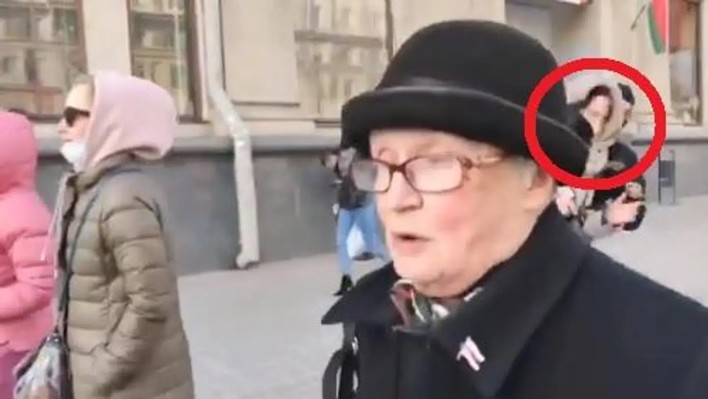 Øjeblikket, hvor en kvinde ser ud til at blive tilbageholdt ved højlys dag i Minsk.