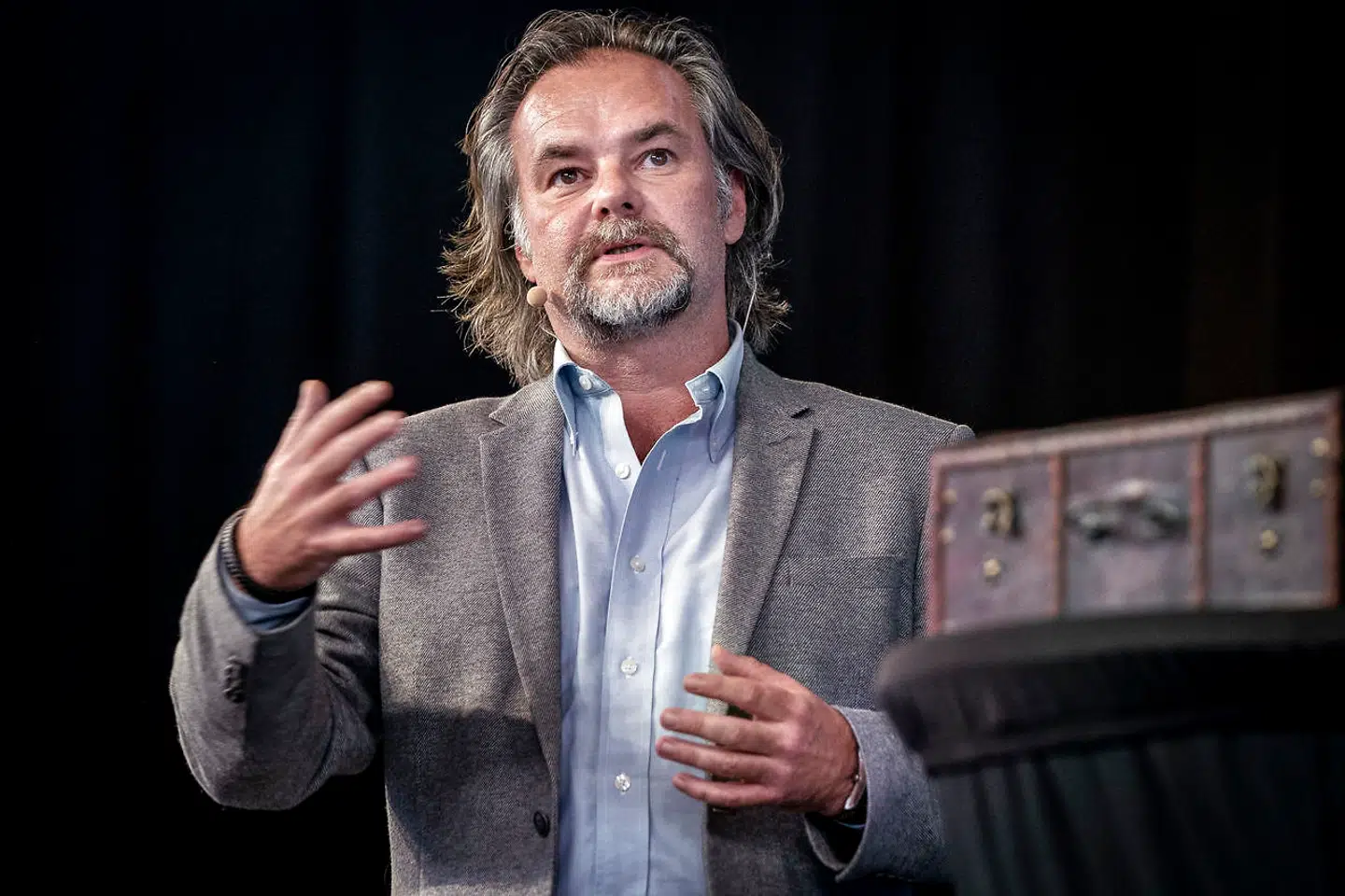 Hjælpepakkerne støtter ikke blot levedygtige virksomheder, men holder også liv i virksomheder, der ville være lukket under normale omstændigheder, siger vismændene med overvismand og professor i økonomi ved Københavns Universitet Carl-Johan Dalgaard i spidsen.