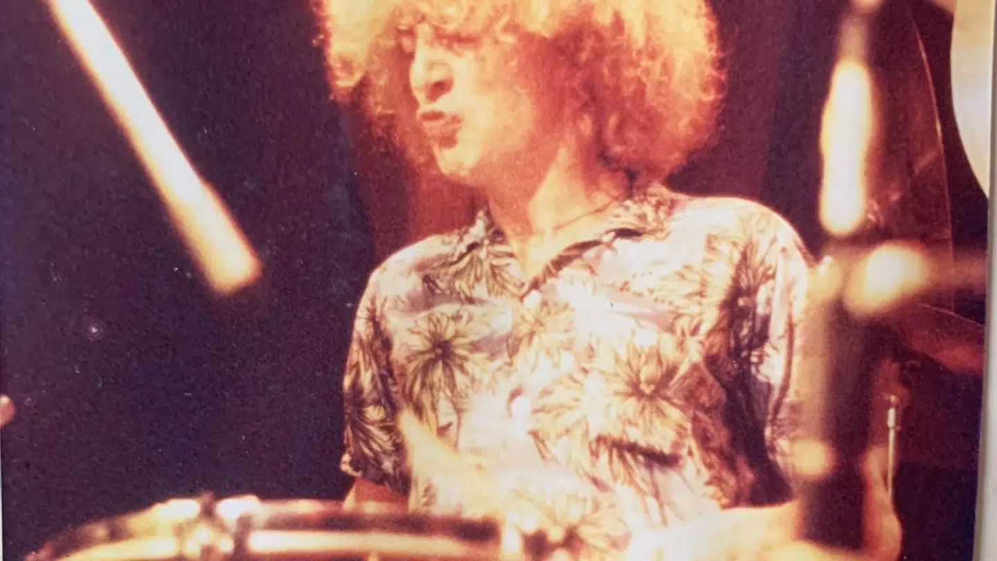 Musikeren Jacob Andersen efterlader et tomrum i Joan Ørtings liv. Heldigvis har hun stadig minderne i fotoalbummet. Foto: Joan Ørting