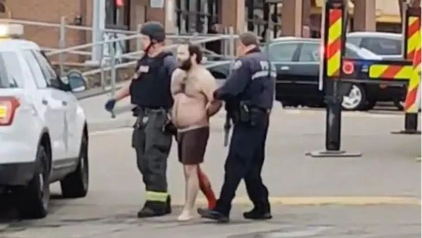 Sådan så det ud, da Ahmad Al Aliwi Alissa blev arresteret. Foto: Screenshot fra tv-billeder