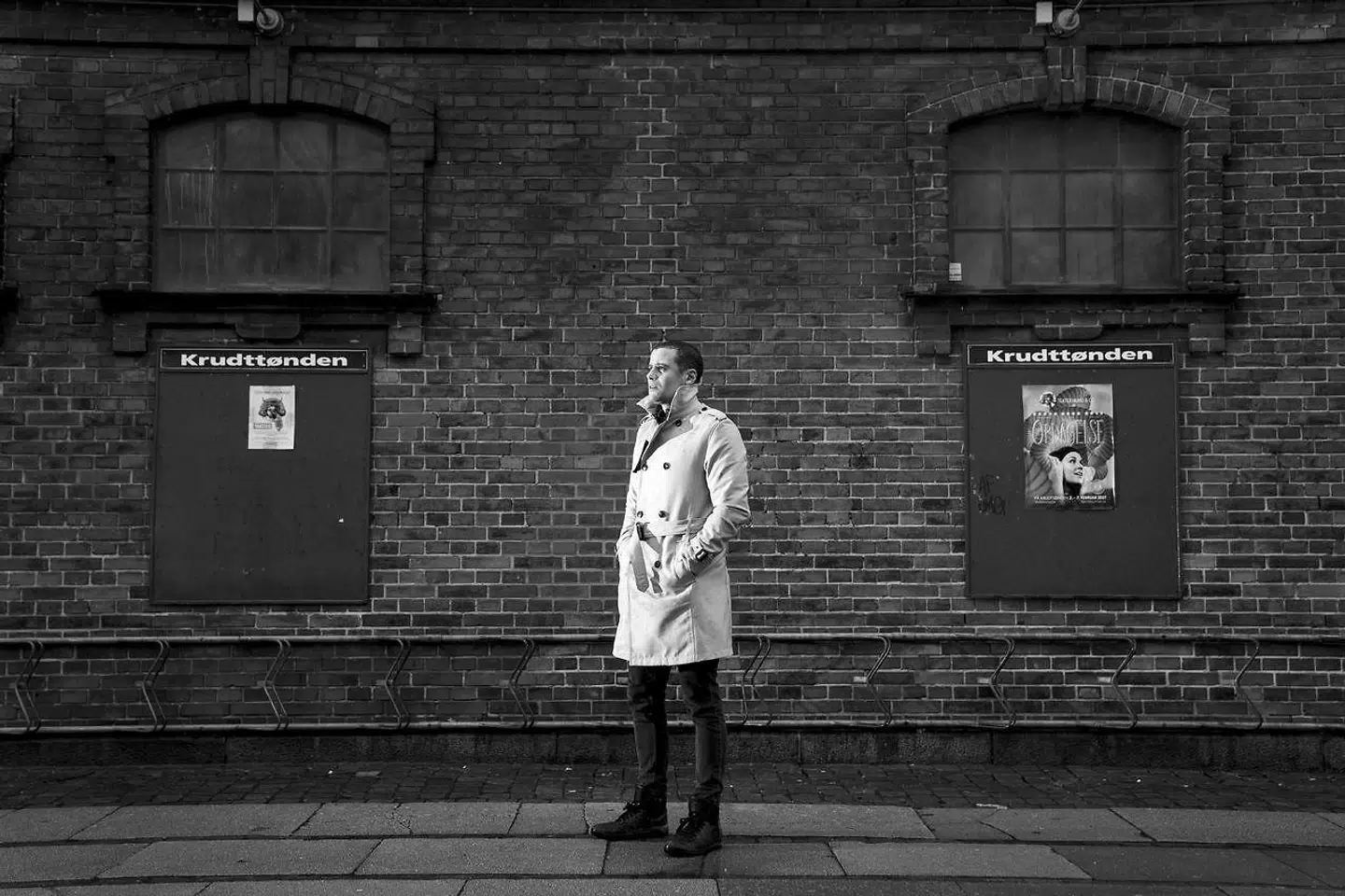 »Jeg er selv en af dem, der 'af og til' afholder mig fra at kommentere på Facebook. Jeg har eksempelvis kun sporadisk deltaget i debatten om omskæring (...) Israel-Palæstina-debatten springer jeg også over. Betyder det, at min ytringsfrihed de facto er blevet indskrænket? Nej, jeg er ikke blevet truet til tavshed,« skriver Jacob Mchangama.