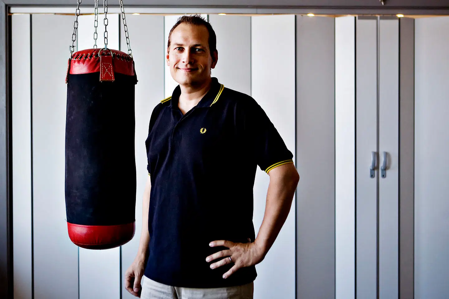 »Det var en sindssygt stressende tid. Jeg arbejdede døgnet rundt,« siger Martin Thorborg, her fotograferet med sin boksebold på Jubii i 2008.